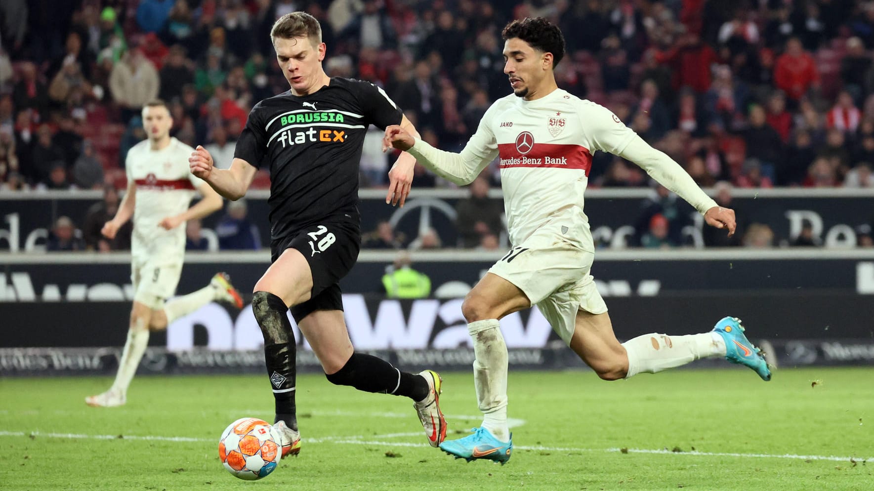 Bundesliga-Topspiel zwischen Stuttgart und Gladbach: Bei der russischen TV-Übertragung des Samstagabendspiels soll das ukrainefarbene Logo der DFL nicht zu sehen gewesen sein. Bundesliga-Topspiel zwischen Stuttgart und Gladbach: Bei der russischen TV-Übertragung des Samstagabendspiels soll das ukrainefarbene Logo der DFL nicht zu sehen gewesen sein.