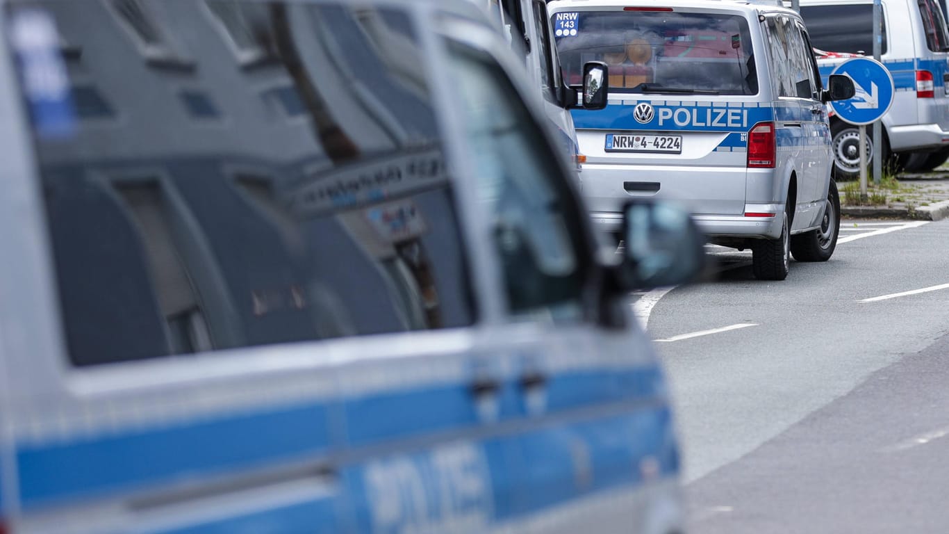 Mehrere Streifenwagen in Bochum (Archivbild): Die Polizei fand bei einem der Jugendlichen eine Waffe.