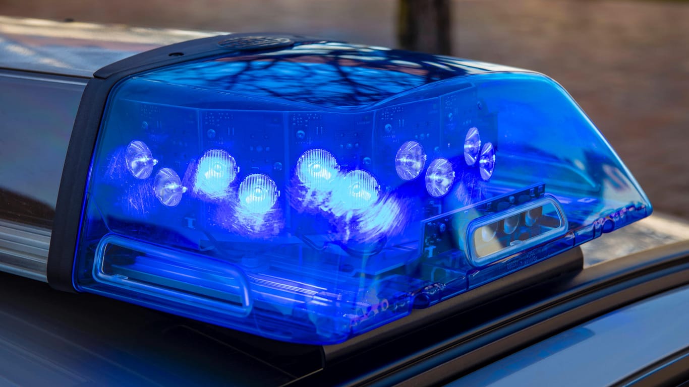 Blaulicht eines Streifenwagens (Symbolbild): Weshalb der Lkw-Fahrer die Kontrolle über sein Gespann verlor, ist noch unklar.