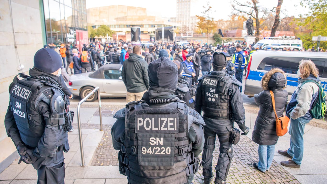 Polizisten bei einer Demonstration in Leipzig (Symbolbild): Die rechte Szene steht teils hinter Putin, teils auf Seiten der Ukraine.