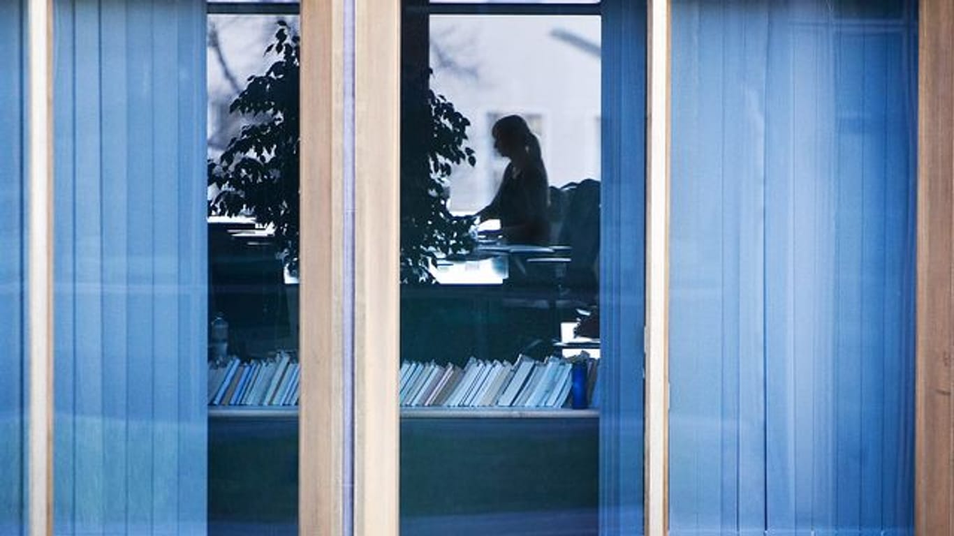 Angestellte in einem Bürogebäude (Symbolbild): Frauen in Sachsen haben eine hohe Erwerbsneigung.
