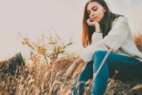 Die Coronakrise macht Frauen unglücklicher als Männer.