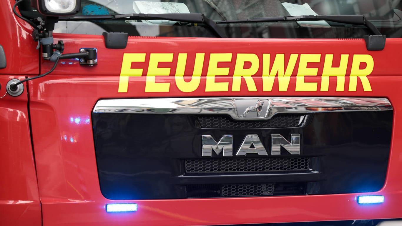 Ein Feuerwehrfahrzeug mit Blaulicht (Symbolbild): Knapp 70 Einsatzkräfte rückten an.