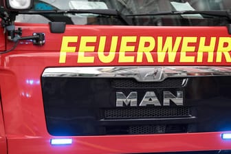 Ein Feuerwehrfahrzeug mit Blaulicht (Symbolbild): Knapp 70 Einsatzkräfte rückten an.