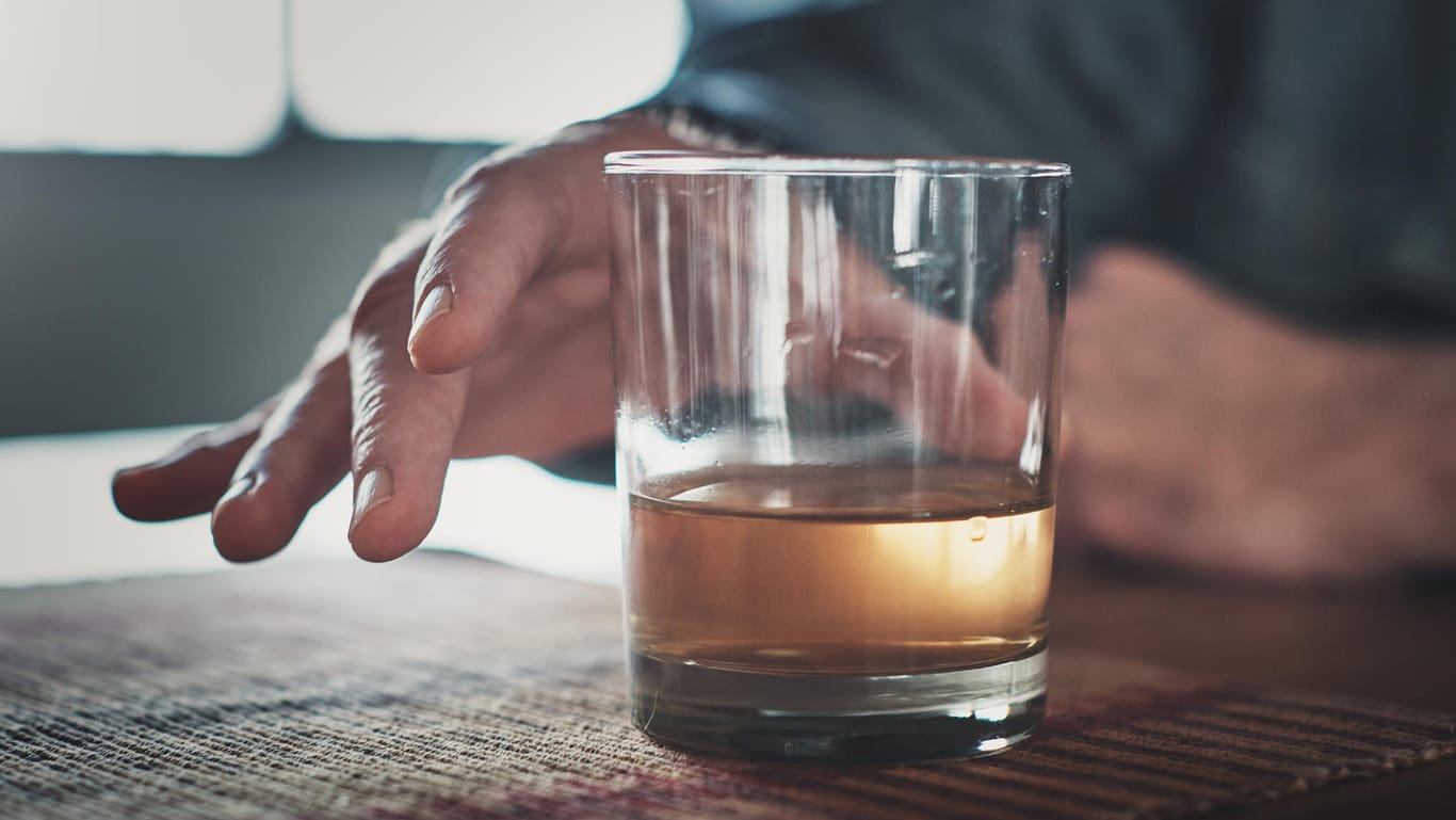 Alkoholabhängigkeit (Symbolbild): Männer sind etwa drei Mal häufiger von der Sucht betroffen als Frauen.