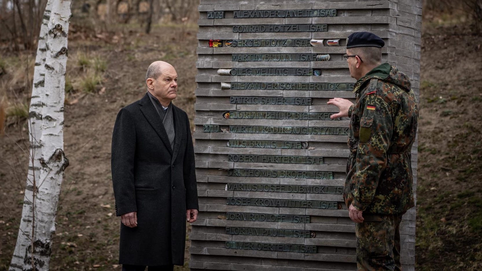 Bundeskanzler Olaf Scholz im "Wald der Erinnerung": Zeichen der Verletzlichkeit.