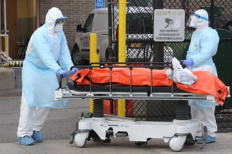 Transport von Corona-Toten in New-York: Laut John-Hopkins-Universität hat die Zahl der Corona-Toten die Marke von sechs Millionen überschritten.