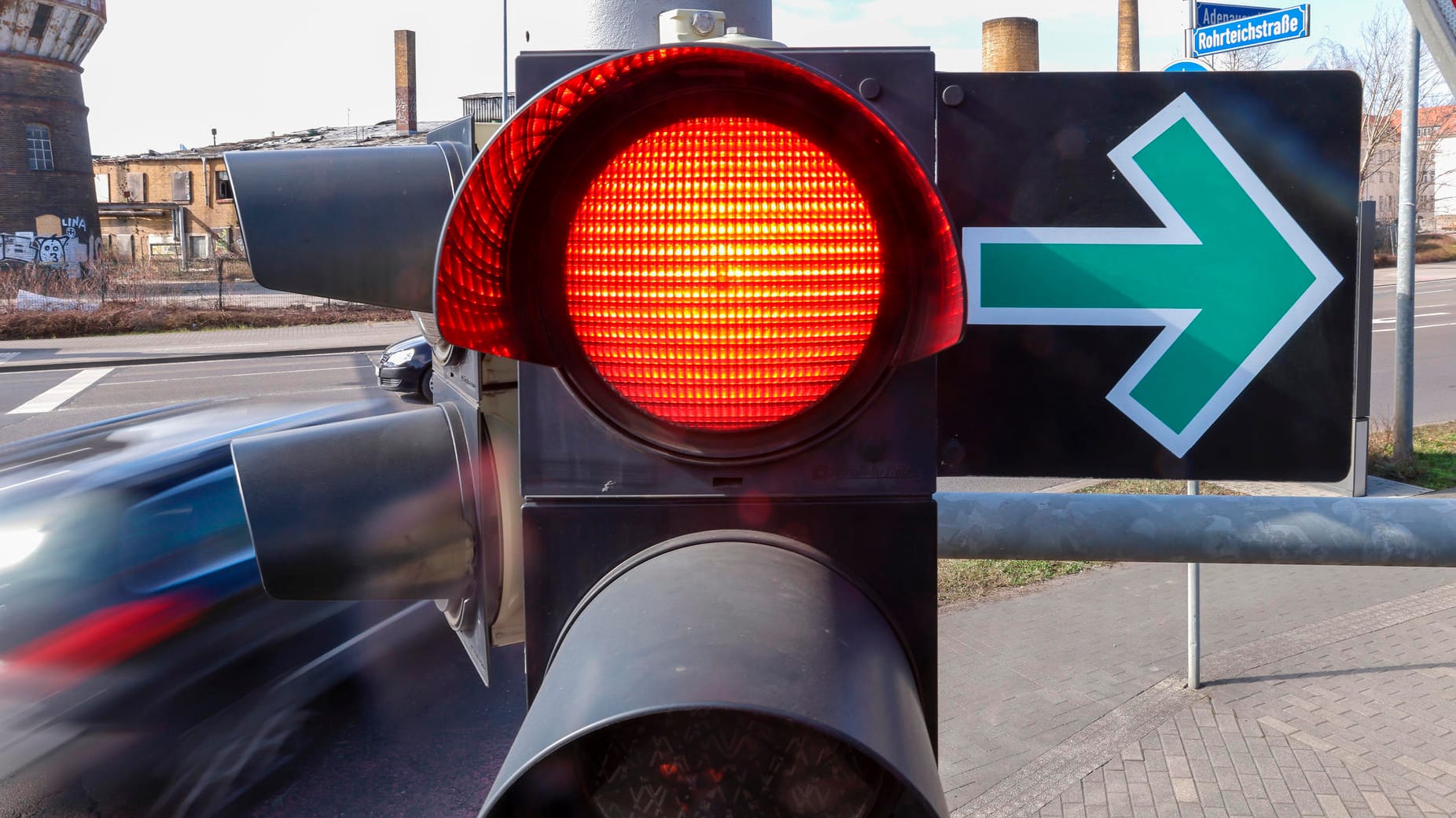 Eine Ampelanlage mit einem der grünen Pfeile (Archivbild): Er ist seit Jahren ein Zankapfel in der Verkehrspolitik. Eine Ampelanlage mit einem der grünen Pfeile (Archivbild): Er ist seit Jahren ein Zankapfel in der Verkehrspolitik.