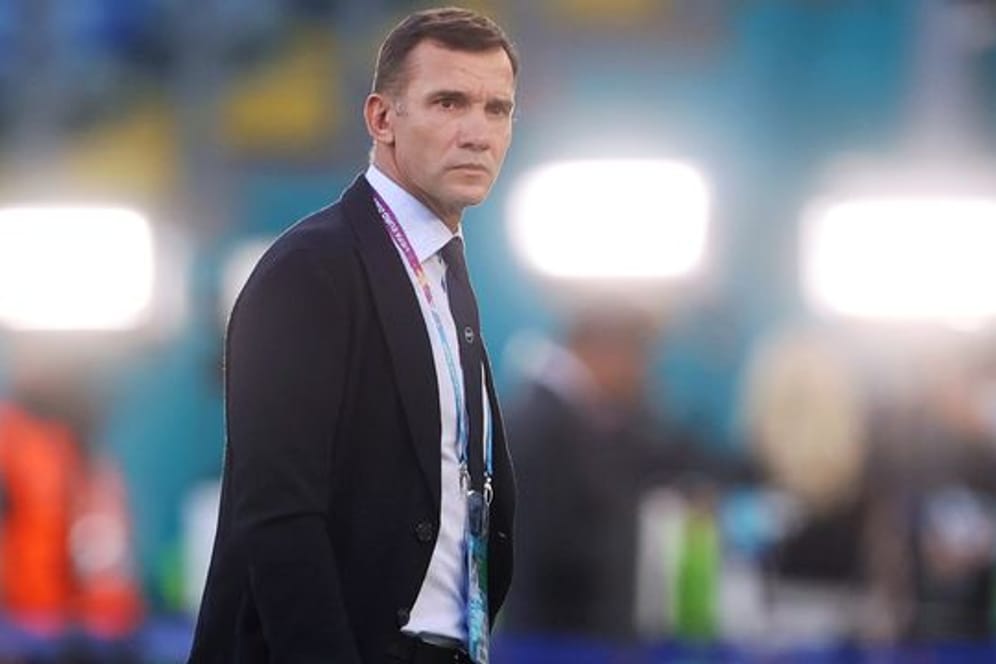 Der Ex-Nationaltrainer und -spieler der Ukraine, Andrej Schewtschenko, bittet im italienischen Fernsehen um Hilfe für ukrainische Flüchtlinge.