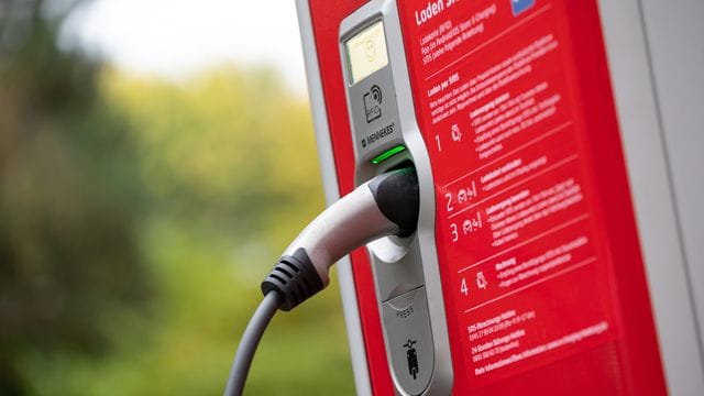 Der Bund will mehr in die Infrastruktur für E-Autos investieren.