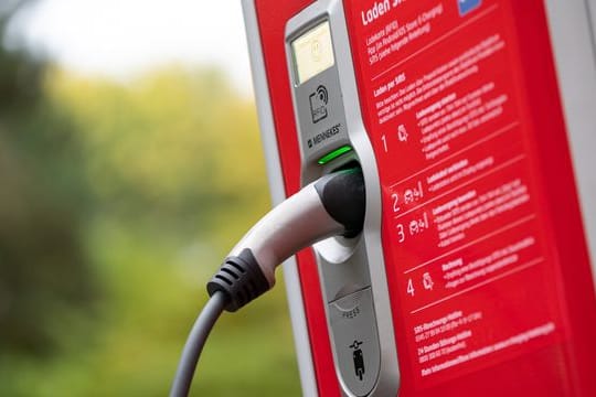 Der Bund will mehr in die Infrastruktur für E-Autos investieren.