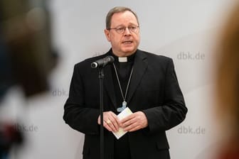 Der Vorsitzende der Deutschen Bischofskonferenz, Georg Bätzing, spricht bei der Eröffnungspressekonferenz der Frühjahrs-Vollversammlung der Deutschen Bischofskonferenz.