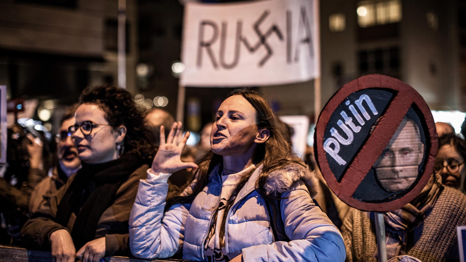 Demonstranten in Tel Aviv: Auch in der israelischen Stadt protestierten Hunderte gegen den Krieg in der Ukraine.