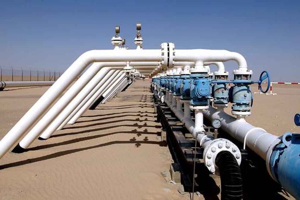 Das Verteilerkreuz einer Ölleitung auf einem Ölfeld in Libyen.