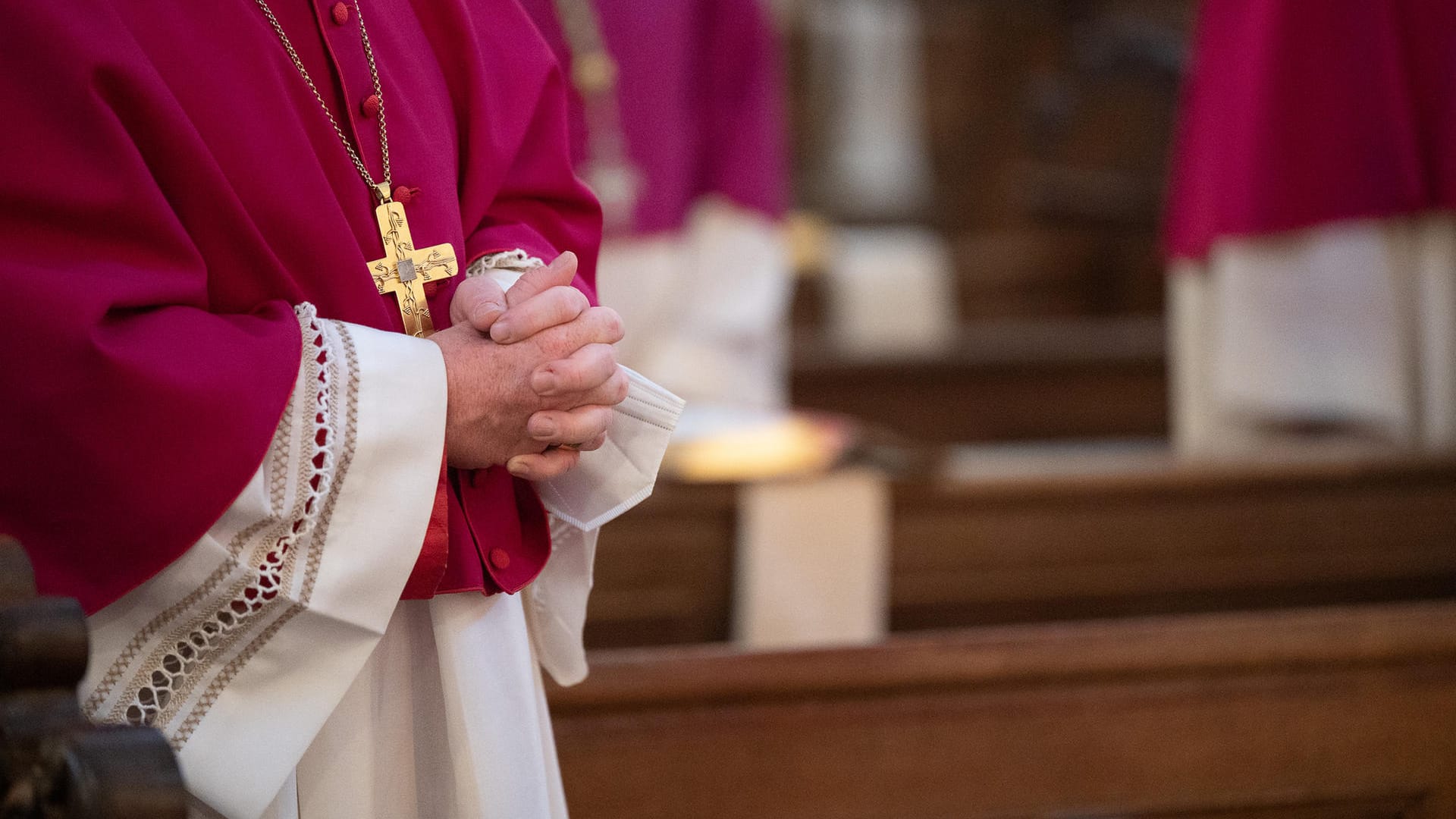 Bischof beim Gebet (Symbolbild): Anfang des Jahres haben 125 queere Beschäftigte der katholischen Kirche gegen die kirchliche Arbeitsverfassung protestiert.