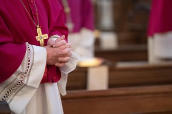 Bischof beim Gebet (Symbolbild): Anfang des Jahres haben 125 queere Beschäftigte der katholischen Kirche gegen die kirchliche Arbeitsverfassung protestiert.
