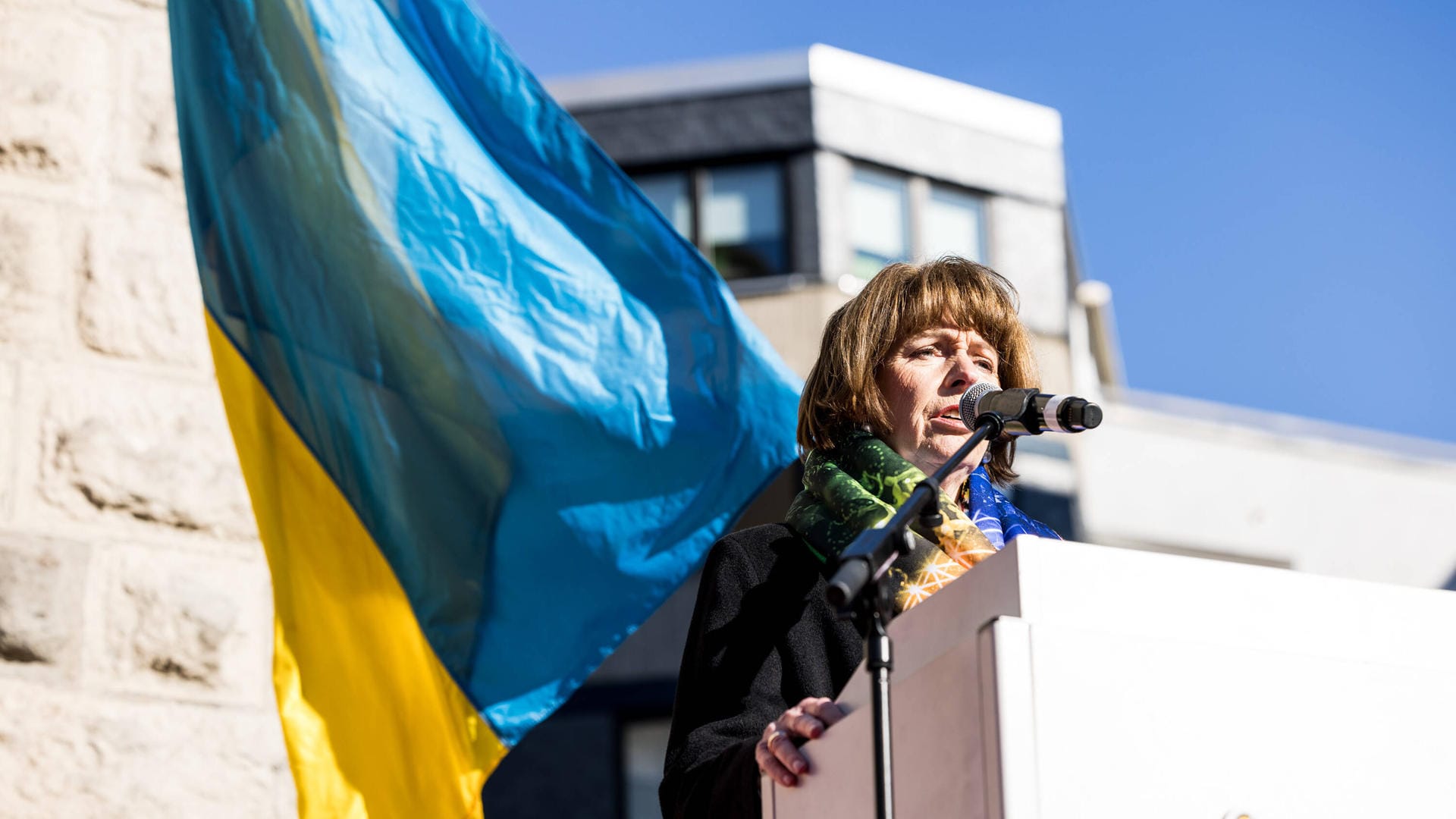 Henriette Reker (parteilos) in Köln vor der Ukraineflagge auf der Friedensdemo zu Rosenmontag: Die Oberbürgermeisterin und ihr Ratsbündnis setzen die Partnerschaft mit der russischen Stadt Wolgograd aus.