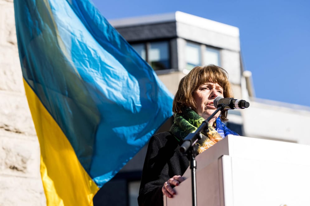 Henriette Reker (parteilos) in Köln vor der Ukraineflagge auf der Friedensdemo zu Rosenmontag: Die Oberbürgermeisterin und ihr Ratsbündnis setzen die Partnerschaft mit der russischen Stadt Wolgograd aus.