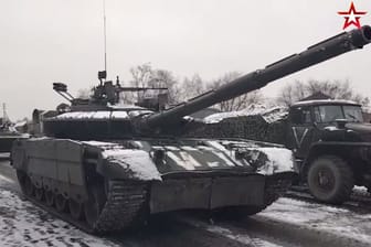 Panzer im Schnee: Das Video soll den russischen Vormarsch auf Kiew zeigen, aber Twitternutzer bezweifeln die Echtheit.