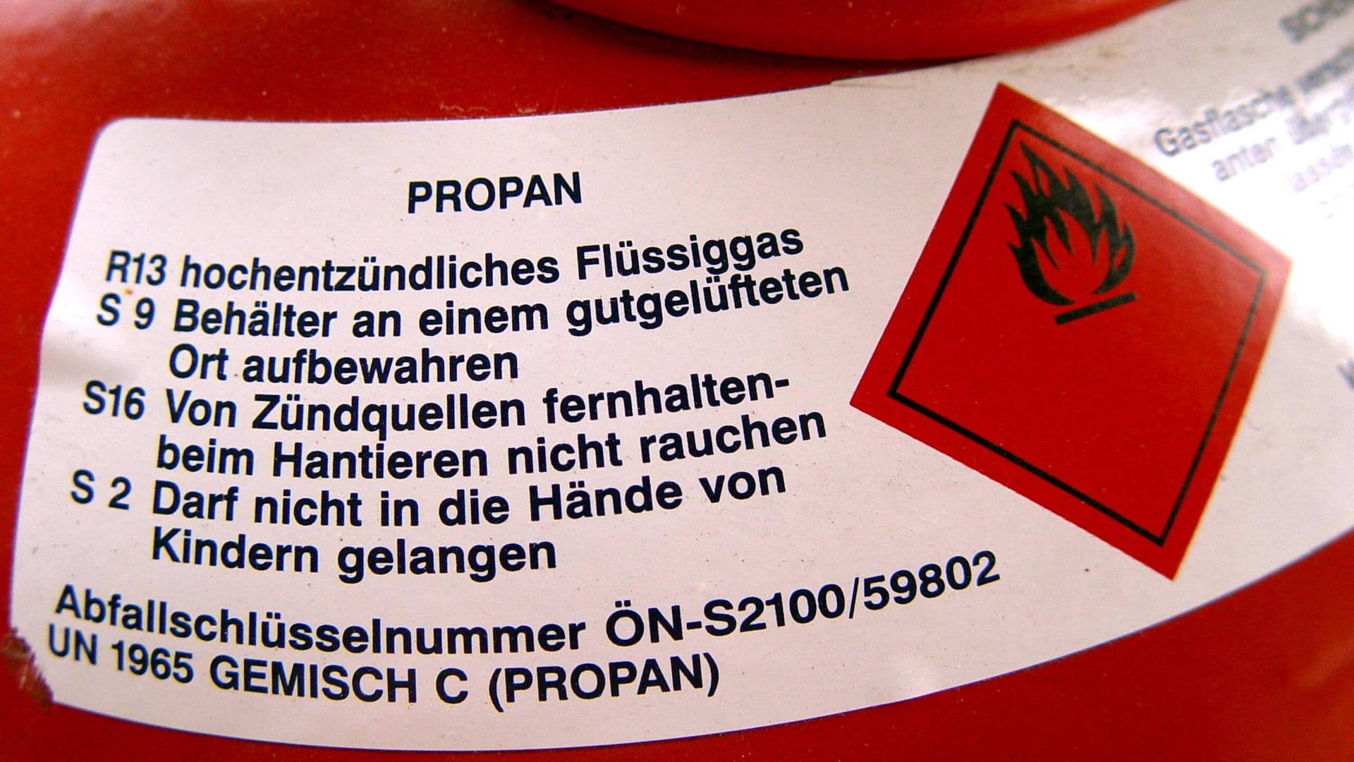 Gefahrgutsymbol: Propangasflaschen und andere Behälter mit Flüssiggas müssen entsprechend gekennzeichnet werden.