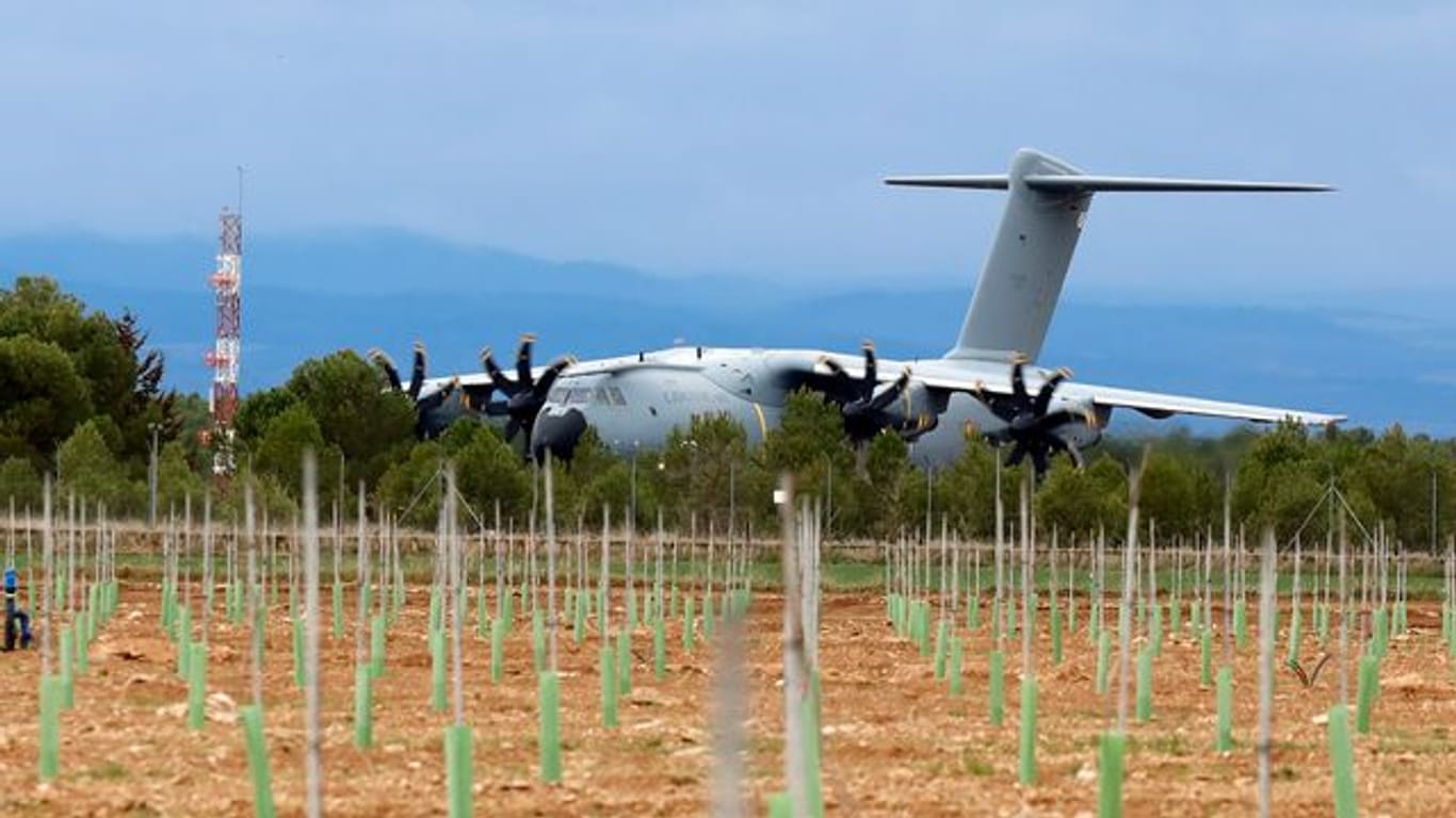 Ein Flugzeug der spanischen Luftwaffe holt am Freitag die Waffenlieferung für die Ukraine ab.