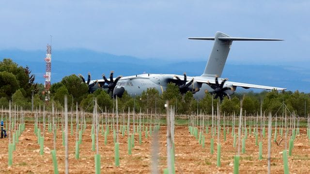 Ein Flugzeug der spanischen Luftwaffe holt am Freitag die Waffenlieferung für die Ukraine ab.