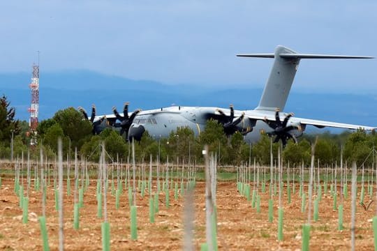 Ein Flugzeug der spanischen Luftwaffe holt am Freitag die Waffenlieferung für die Ukraine ab.