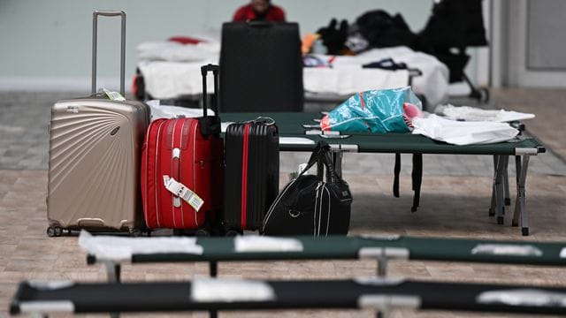 Notbetten stehen in einer Frankfurter Sporthalle für ukrainische Kriegsflüchtlinge bereit. Notbetten stehen in einer Frankfurter Sporthalle für ukrainische Kriegsflüchtlinge bereit.