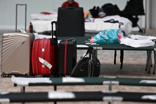 Notbetten stehen in einer Frankfurter Sporthalle für ukrainische Kriegsflüchtlinge bereit.