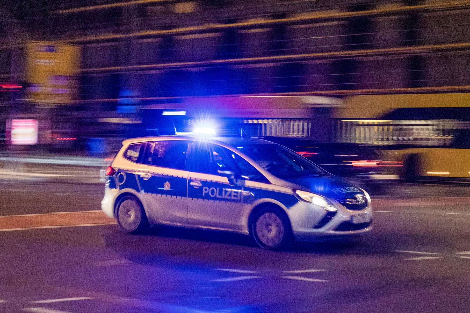 Ein Einsatzwagen der Berliner Polizei mit Blaulicht (Symbolbild): Das Opfer wählte selbst den Notruf.