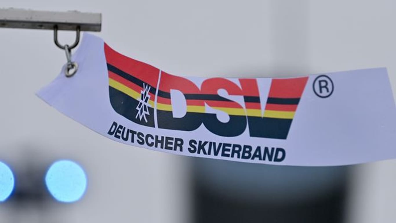 Eine Fahne mit dem Logo des Deutschen Ski-Verbandes (DSV) weht im Wind.