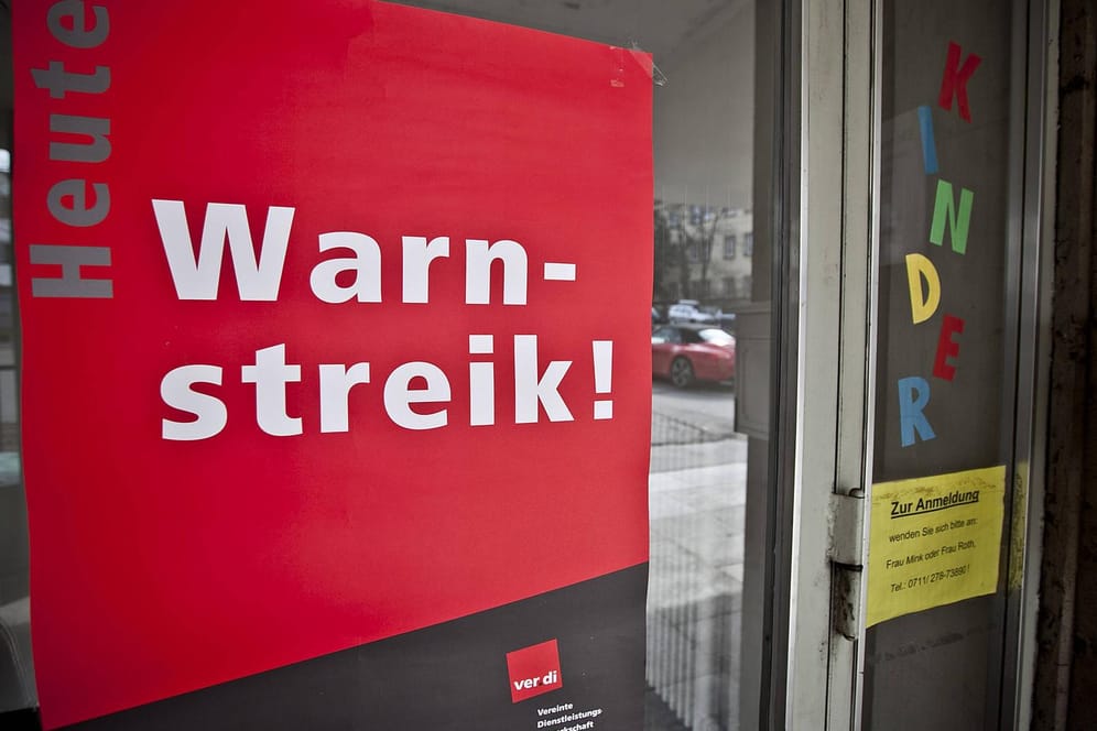 Ein Schild mit der Aufschrift "Warnstreik!" hängt an der Eingangstür einer geschlossenen Kindertagesstätte (Symbolbild): Über 200 Kölner Kitas sind vom Warnstreik betroffen.