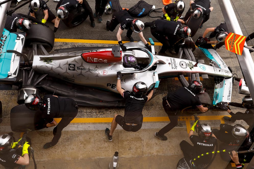 Das Mercedes-Team am Auto von Lewis Hamilton bei den Tests in Barcelona Ende Februar: Auch das Design der Boliden wurde maßgeblich verändert.