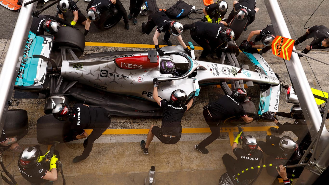Das Mercedes-Team am Auto von Lewis Hamilton bei den Tests in Barcelona Ende Februar: Auch das Design der Boliden wurde maßgeblich verändert.