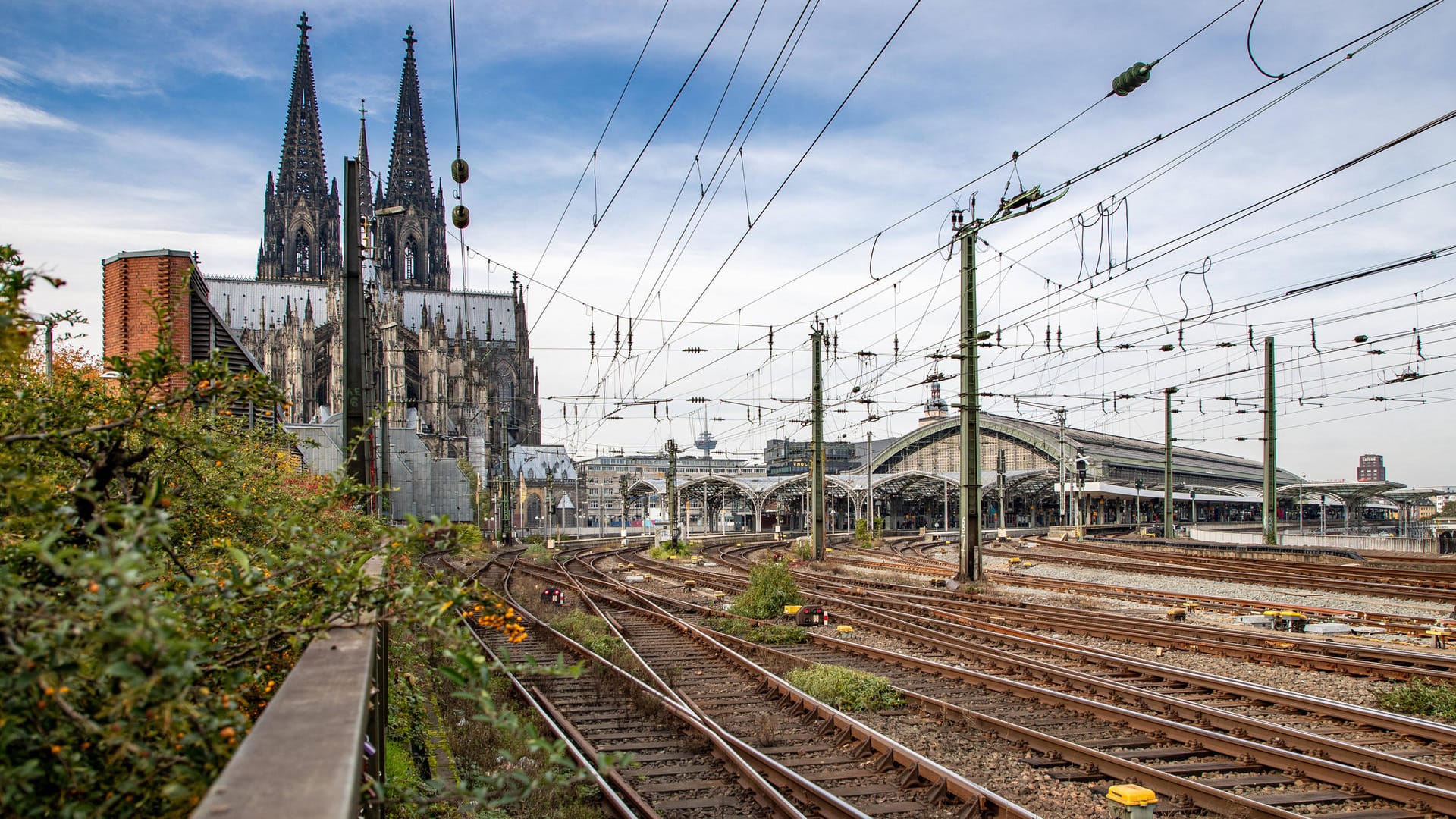 Der Kölner Hauptbahnhof mit dem Dom (Symbolbild): Im Bahnhof wurde ein Stand eingerichtet, an dem Geflüchtete nach ihrer Ankunft Hilfe bekommen.