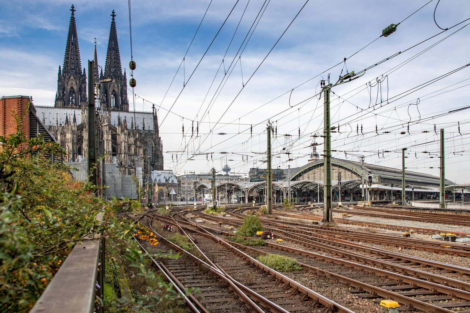 Der Kölner Hauptbahnhof mit dem Dom (Symbolbild): Im Bahnhof wurde ein Stand eingerichtet, an dem Geflüchtete nach ihrer Ankunft Hilfe bekommen.