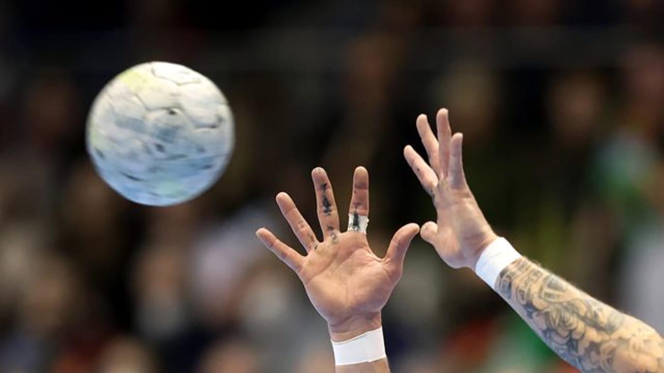 Ein Spieler fängt einen Handball.