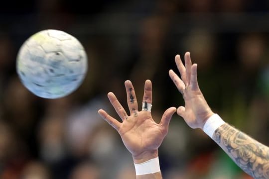 Ein Spieler fängt einen Handball.