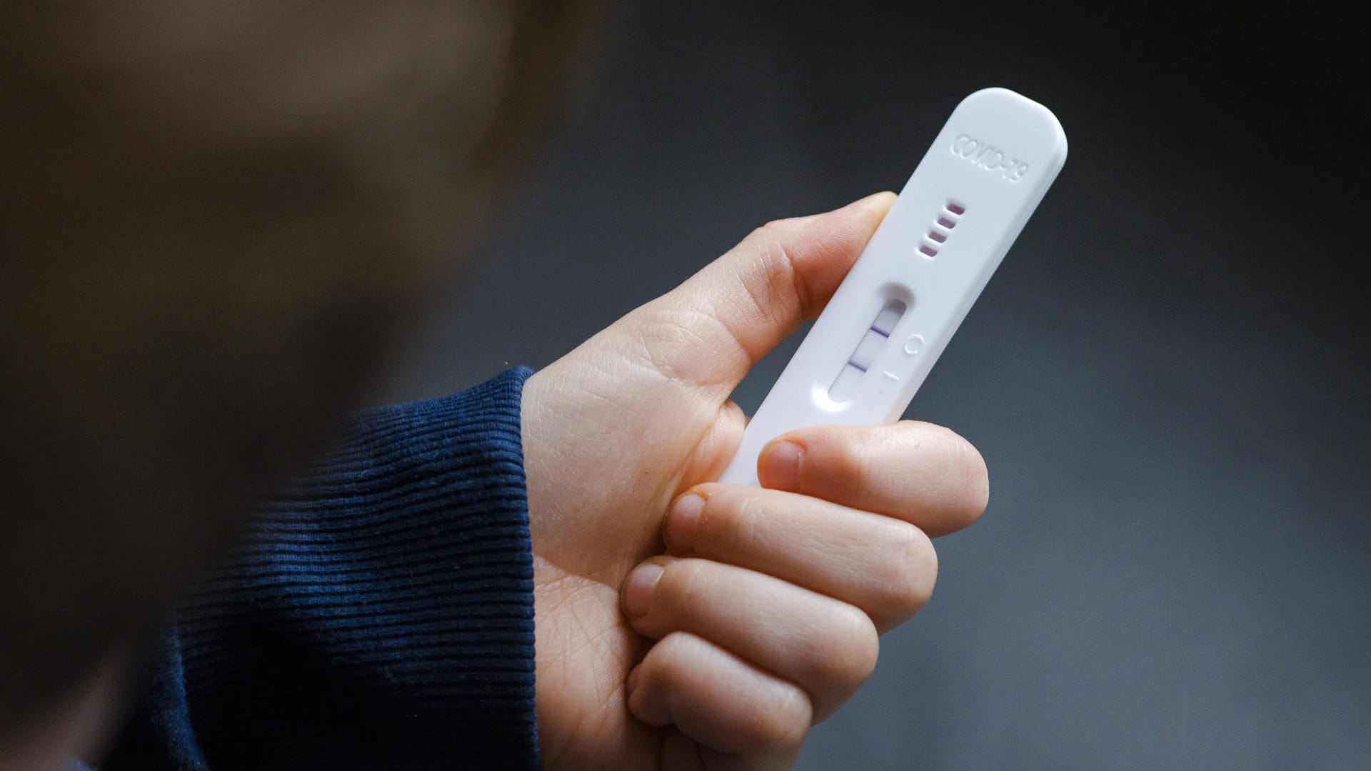 Ein Kind hält einen positiven Corona-Test in der Hand (Symbolbild): Einen Großteil der bestellten Tests lieferte das Land an Schulen und Kindergärten. Ein Kind hält einen positiven Corona-Test in der Hand (Symbolbild): Einen Großteil der bestellten Tests lieferte das Land an Schulen und Kindergärten.