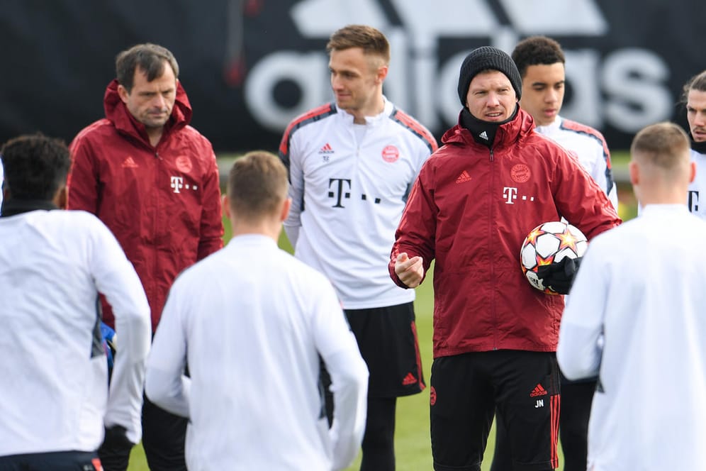 Vor dem Salzburg-Spiel: Julian Nagelsmann (M.) gibt Anweisungen im Abschlusstraining.