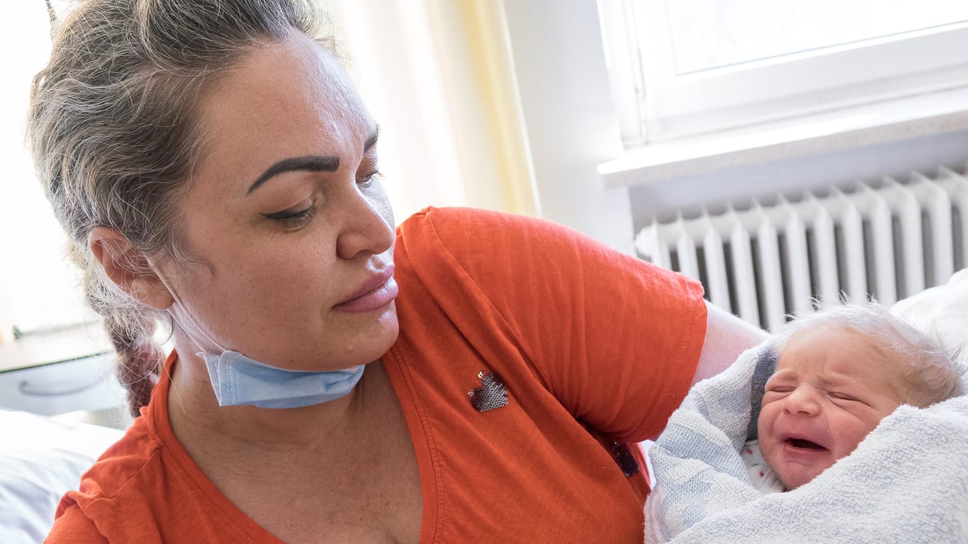 Anna Marchenko hält ihren neugeborenen Sohn in den Armen.