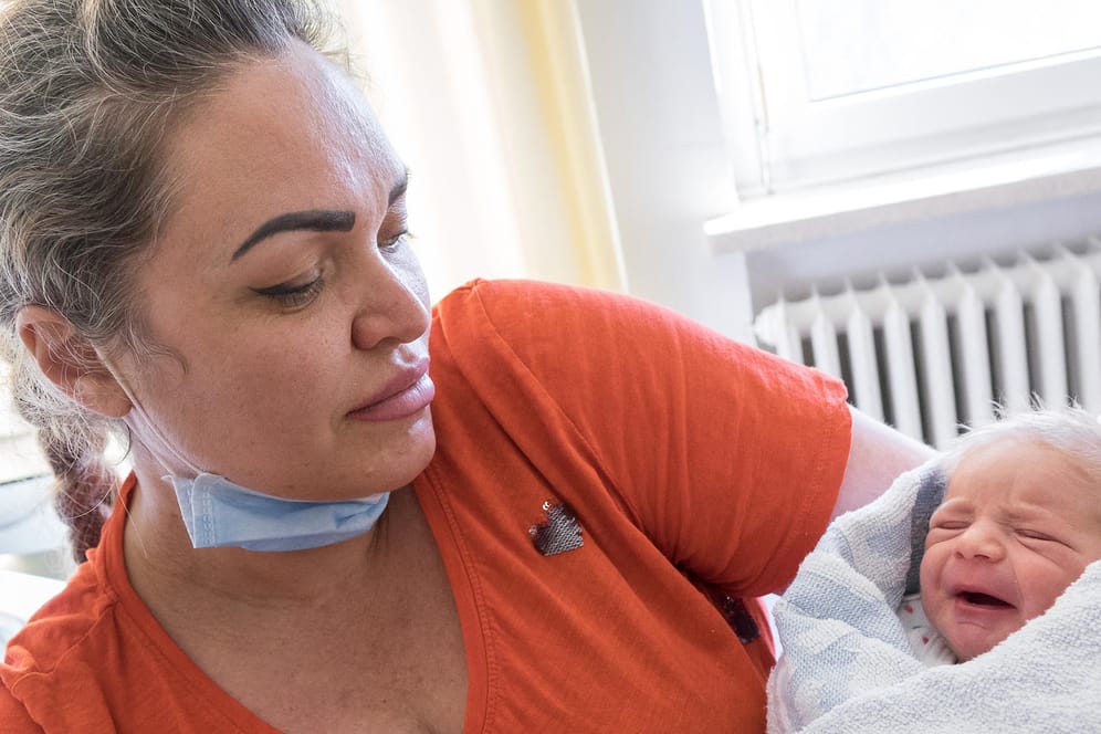 Anna Marchenko hält ihren neugeborenen Sohn in den Armen.