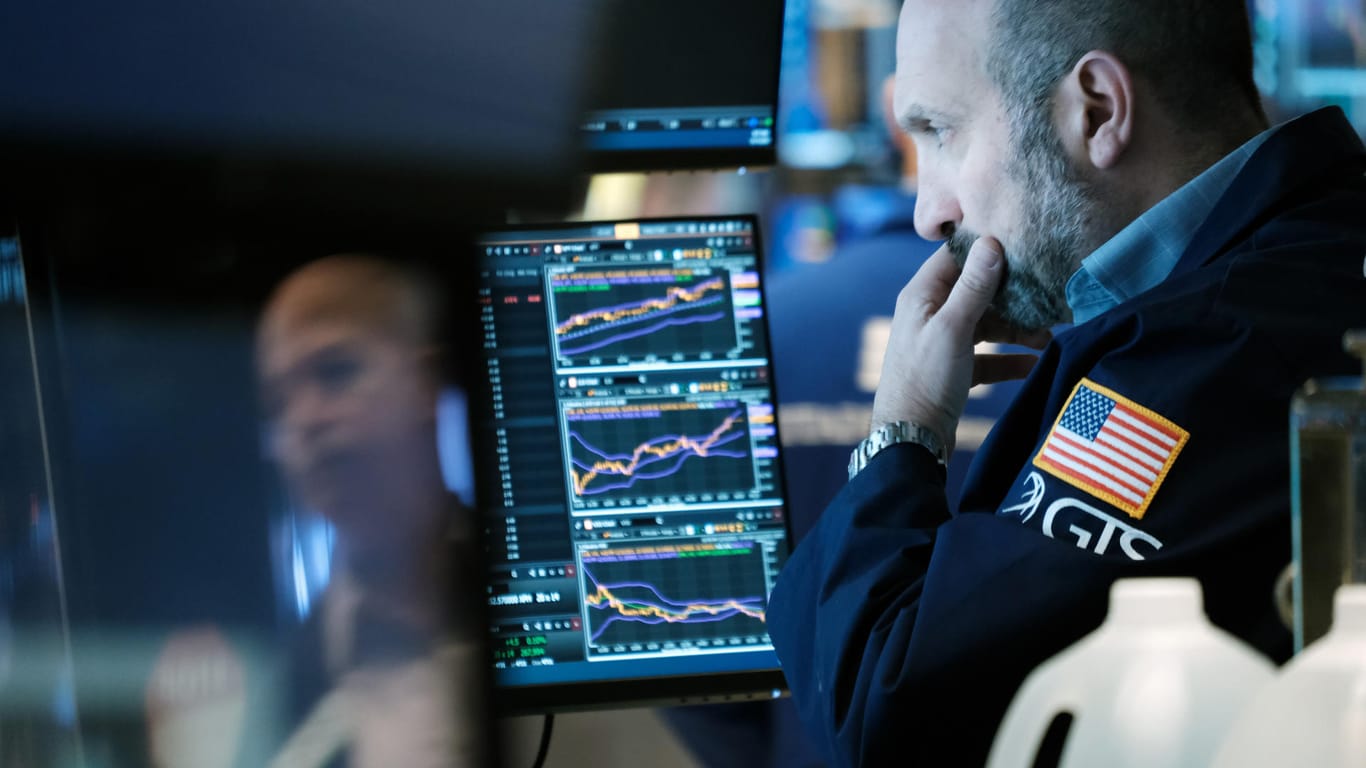 Ein Trader an der New Yorker Börse (Symbolbild): Der deutsche Börsenindex Dax schließt am Montag im Minus, das liegt auch an einem schwachen Start der amerikanischen Börse.