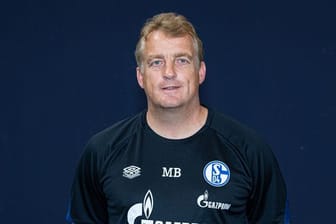 Schalkes bisheriger Co-Trainer Mike Büskens übernimmt den Posten als Cheftrainer bis zum Saisonende.