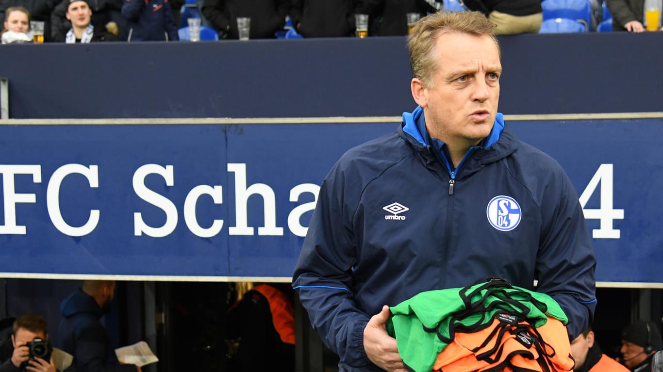 Mike Büskens: Er soll Schalke zum Aufstieg führen.