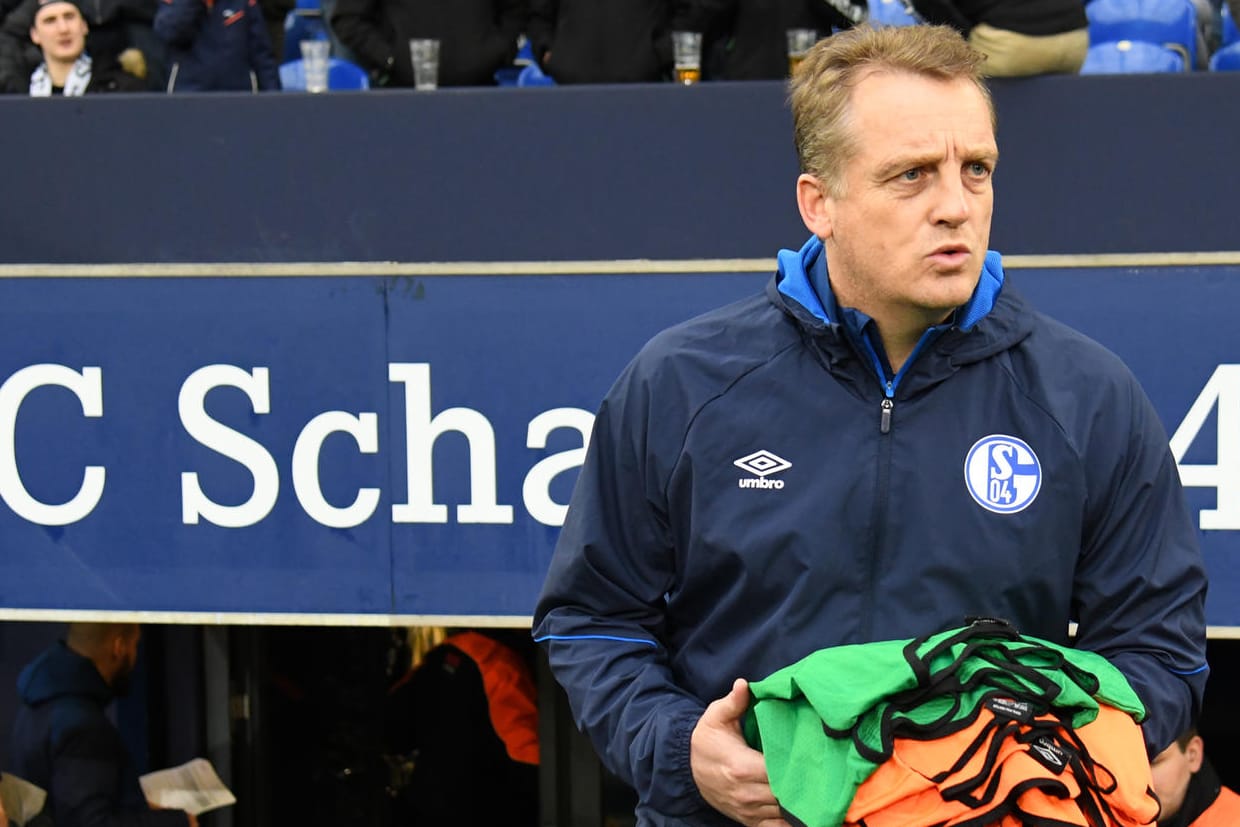 Mike Büskens: Er soll Schalke zum Aufstieg führen.