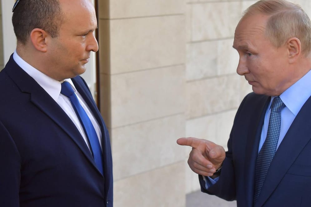 Da war die Welt noch in Ordnung: Israels Ministerpräsident Naftali Bennett (l.) trifft Wladimir Putin im Oktober 2021 im russischen Sotschi.