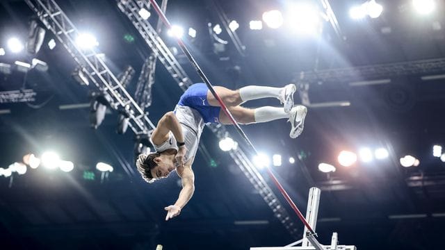 Der schwedische Stabhochspringer Armand Duplantis stellt einen neuen Weltrekord auf.