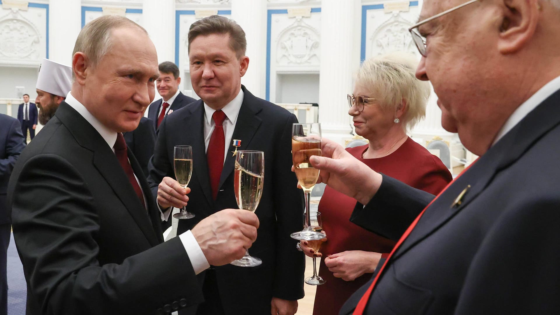 Moskau im Februar 2022: Wladimir Putin im Kreise seiner Gefolgsleute: Russlands Präsident stößt mit dem Parlamentsabgeordneten Vladimir Resin auf die Verleihung des Vaterländischen Ordens 1. Klasse an. Das freut auch den Gazprom-Vorsitzenden Alexei Miller (M.).