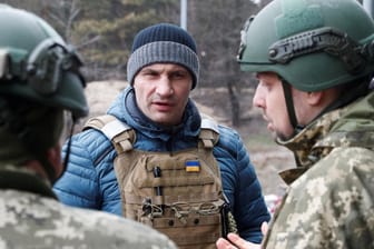 Mayor of Kyiv Vitali Klitschko visits a checkpoint of the Ukrainian Territorial Defence Forces in Kyiv